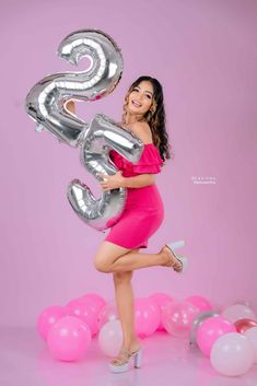 Pre Birthday Shoot Ideas Women, 25th Birthday Ideas For Her Photoshoot Studio, Birthday Photoshoot Ideas With Friends, Birthday Shoot Ideas Photoshoot, Photoshots Idea Studio Birthday, Birthday Shoot Ideas With Balloons, Birthday Poses With Balloons At Home, Birthday Poses