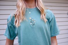 *Comfort Colors T-Shirt Brand *LIGHT GREEN COLOR *Embroidered Wildflower *Very soft thicker material *Adult Unisex MEDIUM  *HANDMADE W LOVE *(undershirt not included) Embroidery Crewneck, Light Green Color, T Shirt Flowers, T Shirt Brand, Lava Bead, Flower Shirt, Vintage Embroidery, Comfort Color, Embroidered Tshirt