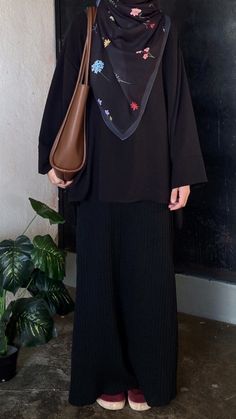 All Black Hijab Outfit, Plus Size Hijabi Outfits, Black Outfit Hijab, Black Hijab Outfit, Celana Jogger Wanita, Islamic Modest Fashion, Black Hijab