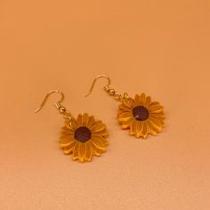 Pendientes ligeros, únicos y hermosos hechos por Saskia.
 Estos aretes de girasol nos brindan todas las vibraciones del núcleo rústico, pensando en su comodidad.

 Cada par está hecho a mano individualmente, lo que significa que pueden diferir ligeramente de las imágenes, pero cada par es único para usted.

 Cada par viene en una tarjeta trasera texturizada de la marca Fiddle Fig.


 Saskia es la creadora detrás de Fiddle & Fig, y diseña y fabrica a mano estos exclusivos accesorios de moda lenta.

 Hecho en Irlanda del Norte

 Pendiente de aro de cobre bañado en oro
 Sin níquel Fiddle Fig, Sunflower Earrings, Backing Card, Copper Earrings, Northern Ireland, Cottage Core, Free Giveaway, Slow Fashion, Beautiful Earrings