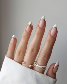 French Manicure Glitter, French Tip Nail Designs, Gold Nail, Festival Nails, Traditional Motifs, Elegant Nails, Classy Nails, Chic Nails