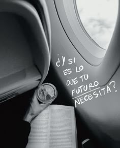 a person reading a book while sitting on an airplane with the words el siso que to futuro necesita?