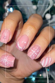 pink santa nails designs Pink Christmas Gel Nails Short, Easy Pink Christmas Nails, Gel Nail Designs Christmas, Pink Snowflake Nails Short, Pink Christmas Nails Santa Hat, Light Pink Nails With Snowflakes, Classy Christmas Party Outfit, Outfit Ideas Christmas Party, Christmas Party Outfits Casual