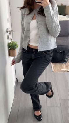 Leggings And Blazers Outfit, Scandinavian Style Fall Outfits, Black Flats Outfit Aesthetic, Grey Ballet Flats Outfit, Ballet Flat Aesthetic Outfit, Preppy Simple Outfits, Ballet Style Shoes, Jeans With Ballet Flats Outfit, Leggings And Ballet Flats Outfits