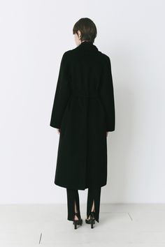 Black wool-cashmere coat with detachable scarf. Oversized fit, providing warmth and elegance for the fall and winter seasons. Scarf Coat, Trench Jacket, Oversize Fashion, Mini Dress Casual, Cashmere Coat, Sleeveless Tshirt, Event Dresses, Black Wool, Fall And Winter