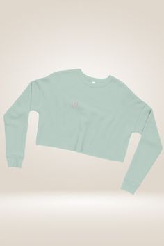 Introducing the TGC X Reaction Light Blue Cropped Sweatshirt – a fashionable and refreshing addition to your wardrobe that expertly combines style and coziness. This lovely light blue sweatshirt is perfect for those who want to add a subtle touch of color and elegance to their daily ensembles. The cropped sweatshirt features a contemporary design that sets it apart from traditional crewneck sweatshirts. The cropped length introduces a stylish flair to the classic silhouette, making it a fantasti Warm Knit Sweater, Light Blue Sweatshirt, Party Kleidung, Mode Design, Stylish Boots, Cropped Sweatshirt, Blue Sweatshirt, Light Blue Sweater, Classic Silhouette