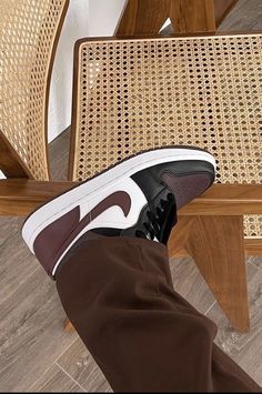 Mode Ulzzang, Dr Shoes, Jordan Shoes Girls, Nike Air Shoes, Fresh Shoes, Hype Shoes, Shoe Inspo, Aesthetic Shoes, Swag Shoes