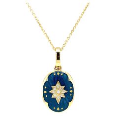 Victor Mayer oval locket pendant necklace 18k yellow gold, Victoria Collection, peacock blue vitreous enamel, 9 diamonds, total 0.07 ct, G VS, brilliant cut, measurements app. 20.0 mm x 15.0 mm About the creator Victor Mayer Victor Mayer is internationally renowned for elegant timeless designs and unrivalled expertise in historic craftsmanship. Lovers of the extraordinary appreciate the beauty of Victor Mayer's designs, which use extremely rare techniques such as genuine enamel or elaborate engravings. Since 1890, the company has stood for the finest jewellery Hand Made in Germany. It is an open secret that the most renowned brands, such as Fabergé, entrust the company with the production of their most exquisite collections. Reference: V1755/PE/00/00/102_V1712/00/00/00/10245 Brand: VICTOR Luxury Heirloom Oval Pendant Necklaces, Locket Design, Vitreous Enamel, Oval Locket, Anchor Chain, Locket Pendant Necklace, Luminous Colours, Peacock Blue, Wave Pattern