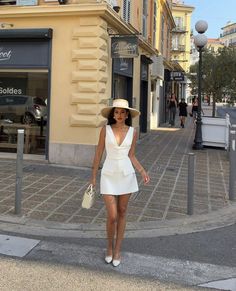 White Shorts Elegant Outfit, White Dress With Brown Belt, Classy Italy Outfits, Summer Fashion Elegant, Summer Outfits Chic Elegant, Court Casual Outfit Women, Luxurious Summer Outfit, Small White Dress Outfit, Classy Girl Summer Outfit