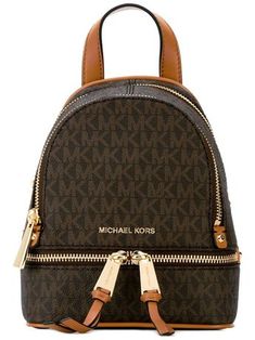 Brown leather mini backpack from Michael Michael Kors. Michael Kors Mini Backpack, Outlet Michael Kors, Cute Mini Backpacks, Michael Kors Backpack, Mini Mochila, Brown Leather Backpack, Michael Kors Outlet, Women Leather Backpack, Iconic Bags