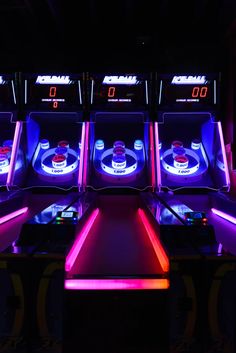 a row of arcade machines sitting next to each other