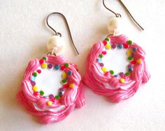 Pink Birthday Cake Earrings Cakes and Bows by FatallyFeminine Jewelry Cake, Cake Jewelry, Cake Earrings, Pink Birthday Cake, Earrings Kawaii, Pink Birthday Cakes, Pink Icing, Pink Kawaii, Kawaii Earrings