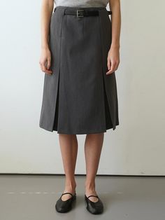 Knee-length skirt in woven fabric with inverted pleats. Regular waist, back zip, and side pockets. Lined.- Midi- Regular waist- Regular fit Fitted Accordion Pleats Skirt For Workwear, Fitted Office Skirt With Box Pleat, Fitted Box Pleat Skirt For Office, Fitted Workwear Skirt With Box Pleat, Fitted Box Pleat Skirt For Work, Gray Long Skirt For Workwear, Gray Long Skirt For Work, Fitted Long Pleated Skirt For Work, Workwear Skirt With Box Pleat