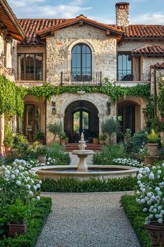 Pretty Italian House, Mediterranean Houses Exterior, Haweli House Design, Bohemian House Exterior, Old Spanish House, Meditterean House, Greek Houses Exterior, Boho House Exterior, Encanto House