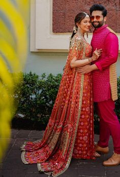 Bridal Outfits Mehendi, Haldi Dress Bride And Groom, Haldi Outfit For Couple Indian, Bride And Groom Outfits Indian, Haldi Outfits Bride, Mehandi Outfits Brides Indian Bridal, Best Haldi Outfits For Brides, Mehndi Outfit Bridal Indian, Bride Mehendi Outfit