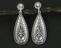 Antique silver teardrop clip on earrings with a flower in the center and a circle design around the edges. Earrings are 1 11/16 inches (43cm) long with screw backs and comfort cushions. Also available in brass - https://www.etsy.com/listing/887898261/brass-bohemian-clip-on-earrings-antique?ga_search_query=teardrop%2Bclip&ref=shop_items_search_9&sca=1 Thank you for stopping by! Find more clip on styles here - https://www.etsy.com/shop/CharleneSevier?ref=hdr_shop_menu&section_id=10822596 Enter my shop here - https://www.etsy.com/shop/CharleneSevier?ref=hdr_shop_menu Earrings Antique, Bohemian Earrings, Antique Earrings, Jewelry For Her, A Circle, Circle Design, Screw Back Earrings, Clip Earrings, Round Earrings