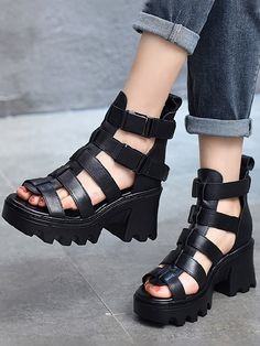 Urban Shoes, Fisherman Sandals, Roman Fashion, Gorgeous Shoes, Hot Shoes, Closet Fashion, Brown Sandals, Girls Fashion Clothes, Stylish Shoes