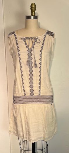 Beautiful "School Rag" dress. EU size 2. Fits sizes 2 to 6. Linen. White and blue. Casual Tunic Midi Dress For Beach Cover-up, Casual Tunic Dress For Beach Cover-up, Chic Cotton Beach Cover-up Dress, Chic Cotton Dress For Beach Cover-up, Lined Summer Dress For Beach Cover-up, Casual Fitted Tunic Midi Dress, Casual Tunic Midi Dress For Beach, Summer Bohemian Lined Midi Dress, Casual Tunic Mini Dress For Summer