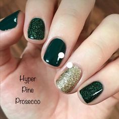 Winter Nail Ideas Green, Red And Green Nail Ideas, Holiday Nails Green And Gold, Green Nail Color Ideas, Green And Gold Nails Ideas, Dark Green Nails Christmas, Forest Green Christmas Nails, Green Fingernails, Winter Dip Nail Ideas