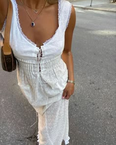 White Linen Night Outfit, Nantucket Aesthetic Clothes, Spain Fashion Spring, Fashion Manifestation, Ss23 Lookbook, European Wardrobe, Europe Fits, Albion Basin, Spain Style