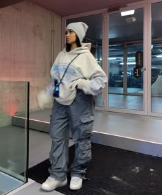 Parachute Pants Outfit Winter, Monochrome Streetwear, Windbreaker Outfit, Aesthetic Fairycore, Y2k Sweatshirt, New York Fits, New York Outfits