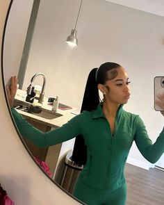 Lululemon Outfit Black, Blackish Hairstyles, Curly Hair Sew In, Lululemon Outfit, Cute Ponytail, Outfit Black Women, Lululemon Outfits