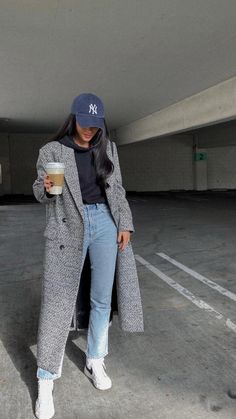 Winter fashion inspiration, Hailey Bieber style, aesthetic, winter coat, layering, outfit inspo, everyday style, street wear New York Aesthetic Fall Outfits, New York Fall Outfits Women, Winter Doc Martin Outfits, Seattle Winter Outfits Women, Winter Dc Outfit, Chicago Inspired Outfits, Seattle Aesthetic Outfit Winter, Yankees Game Outfit Fall, Fall In Seattle Outfits