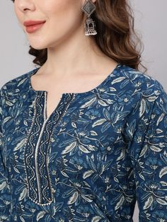 Women Blue Printed Straight Kurta With Trouser Colour - Blue Fabric - Pure Cotton Type - Kurta Sets Round Neck Designs For Kurtis, Kurti Neck Designs Latest Fashion, Ladies Frock Design, Kurta Ideas, Cotton Dress Pattern Indian, Cotton Dress Pattern, Minimal Shirt Design, Pretty Dresses Casual, Salwar Neck Designs