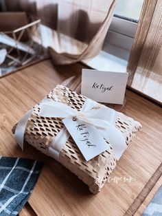 Mix function and aesthetics and you get a rustic gift packaging Honeycomb Wrap Packaging, Honeycomb Packaging Ideas, Honeycomb Paper Packaging, Pottery Packaging Ideas, Honeycomb Packaging, Ceramic Packaging, Gift Set Packaging, Candle Logo, Eco Friendly Wrapping