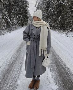 Grey Outfit Winter, Grey Coat Outfit, Winter Outfits Blackgirl, Grey Winter Coat, Winter Outfits Snow, Winter Outfits Aesthetic, Getting Bored, Classy Winter Outfits, Weather Outfits