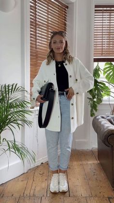 Midi Dress With Jean Jacket Outfit, Jean Overshirt Outfit, Black T Shirt And Jeans Outfit, Jean Coat Style, Outfits Con Sobrecamisa, Birthday Party Guest Outfit Casual, Spring Europe Outfits, Thanksgiving Outfit Ideas, What To Wear Fall