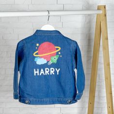 How adorable are these Space themed Personalised Denim Jackets for Babies and Young Children? Starting at 3-6 months through to 4-5 years, this personalised denim jacket is super cute and will match any outfit. A super soft denim jacket personalised with their name and a space inspired motif. Any child will look cool in this personalised denim jacket. This would make a perfect birthday gift for a little Boy. We also think this would make a really cool new baby gift. Hand-printed with love and ca Baby Denim Jacket, Kids Denim Jacket, Art Quilting, Personalized Jacket, Quilting Studio, Kids Denim, Baby Vest, Personalised Baby, Boys Jacket