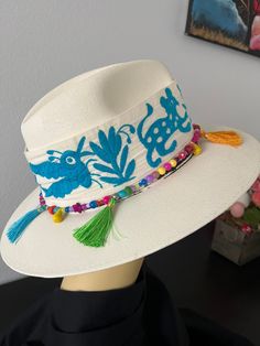 This colorful hat is unique because they are hand embroidered by talented artisans from Hidalgo Mexico. This beautiful Mexican fedora is made out of palm and has beautiful embroidered flowers. It is perfect to add that special touch to any outfit. Flowers And Animals, Hat With Flowers, Colorful Hat, 5 De Mayo, Womens Hat, Hat Band, Embroidered Flowers, Making Out, Fedora