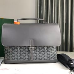 #Goyard Citadin# The name comes from the meaning of 'urban man' in French. It is equipped with a detachable shoulder strap, which can be used as a portable briefcase for business outings, and it can be worn elegantly in casual daily life. It is very functional and eclectic. Top BOX smooth cowhide➕Goyardine cotton linen canvas, full of luxury The new Goyard Citadin messenger bag is now available in Goyard Beijing, Shanghai, Shenzhen, Chengdu and Hong Kong boutiques.
This bag is only ️one size: b Laptop Purse, Business Briefcase, Goyard Bag, Lv Purse, Commuter Bag, Lv Belt, Lv Handbags, Lv Wallet, Linen Canvas