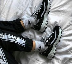 Sketchers Aesthetic, Skechers Dlites Outfit, Aesthetic Skechers Shoes, 90s Sketchers, Chunky Skechers, Street Wear Shoes, Sketchers Dlites, Skechers Dlites, Sketchers Shoes