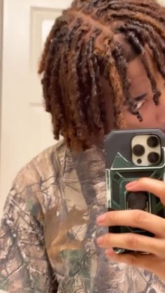 Brown Dreads Black Man, Copper Dreads Men, Brown Hair Colors For Men, Dyed Hair Locs Men, Hair Color Ideas Dreads Men, Auburn Locs Men, Dread Hair Colors For Men, Men’s Dyed Locs, Loc Colors Men