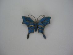 Antique Chinese Kingfisher Butterfly Brooch Dynasty Bird Feather Inlay Blue Vintage Excellent Condition Materials: light gold tone & Kingfisher bird feather Condition: excellent vintage/antique with very light wear Size in inches: H - 1 5/8 W - 2 Maker's mark: none Questions welcome Elegant Blue Butterfly Brooches, Antique Handmade Blue Brooches, Kingfisher Bird, Bird Feather, Butterfly Brooch, Glass Perfume Bottle, Maker's Mark, Kingfisher, Blue Vintage