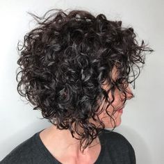 Short Razored Bob For Curly Hair Womens Haircuts Curly Natural Curls, 90s Lob Haircut Curly, Undercut Curly Bob, Curly Inverted Bob Hairstyles Medium, Short Curly Haircuts For Thinning Hair, Asymmetric Undercut, Kręcony Bob, Curly Inverted Bob, Brunette Bob