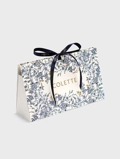 Elegant gift wrapping Beautiful gift wrapping Elegant Gift Wrapping Ideas, Box Bag Packaging, Packing Box Design, Luxury Box Packaging, Paper Bag Design, Elegant Gift Wrapping, Luxury Packaging Design, Packaging Template Design, Packaging Ideas Business