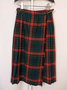 Laird-Portch Scotland Lord Taylor Vintage 60s Red Tartan Flannel Kilt Skirt Punk. Excellent vintage condition. Adjustable leather straps at waist. Measurements taken at widest loops, can tighten a couple inches. Waist:26" Outseam: 27" Tartan Skirt Outfit, Flannel Skirt, Kilt Skirt, Tartan Skirt, Outfit 90s, Red Tartan, Kilt, Vintage 60s, Skirt Outfits