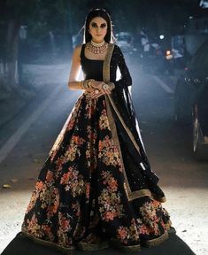 Zari Lehenga, भारतीय दुल्हन संबंधी, Black Lehenga Choli, Orang India, डिजाइनर कपड़े, Pakistani Lehenga, Indian Bridesmaid Dresses, Black Lehenga