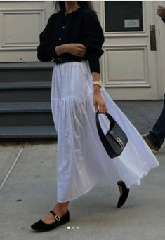 Cool Tourist Outfit, White Maxi Dress Street Style, Going To A Museum Outfit, Classic Polished Style, Work Outfits White Pants, Transitional Dressing Summer To Fall, Work Dress Summer, August In London Outfits, Cool Summer Work Outfits