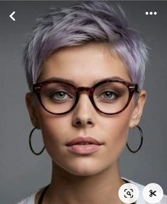 Pixie Glasses, Pretty Short Haircuts, Short Hair Pixie Bob, Unique Hair Cuts, Short Haircuts Ideas, Grey Hair And Glasses, Edgy Short Haircuts, Hair And Glasses, Short Hairstyles Fine