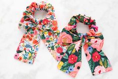 How to Make A Scrunchie, a free sewing pattern by top US sewing blog, Sweet Red Poppy Sweet Red Poppy, Sewing To Sell, Bow Ideas, Cute Sewing Projects, Accessory Ideas, Free Sewing Pattern, Red Poppy