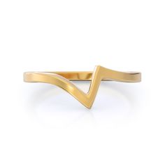 a gold ring with an arrow shaped design on the front and side, set in 18k yellow gold