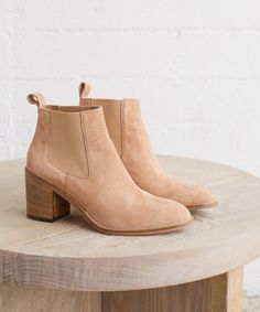 Jenni Kayne Suede Heeled Chelsea Boot Camel Menswear Details, Heeled Chelsea Boots, Suede Chelsea Boots, Jenni Kayne, Chic Leather, Black Chelsea Boots, Wooden Heel, Casual Chic Style, Chelsea Boot