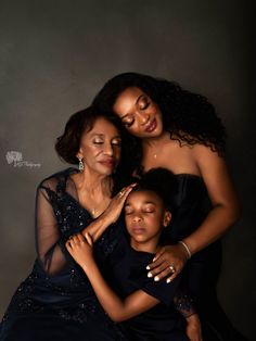 Generational Family Photo Poses, 3 Generation Pictures Ideas Women Black, Generations Of Women Photography, Women Family Portrait, Generational Pictures Women, Mother Daughter Generation Pictures, Daughter Mother Grandmother Photo, 3 Generation Women Photography, Mom Portrait Photography