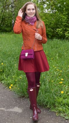 Rainy Day Outfit For Work Office, Rainy Day Outfit Aesthetic, Red Pantyhose, Ladies Wellies, Burgundy Tights, Rainy Summer