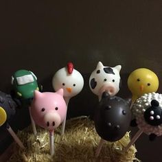 there are many cake toppers that look like farm animals on the hay bales