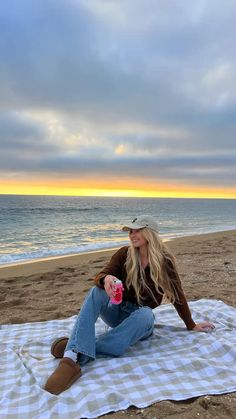 Beach During Winter Outfits, Beach Autumn Outfit, Cold Beach Outfits Women, Beach Outfits Women Winter, Cold Beach Sunset Outfit, Fall Beach Day Outfit, Beach Winter Pictures, Chilly Beach Outfit, Surf Winter Style